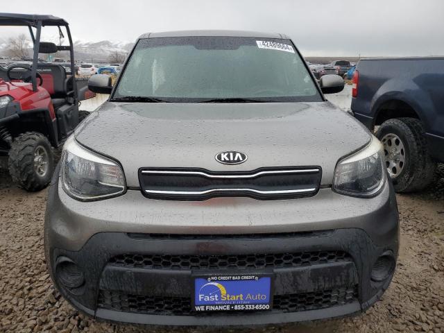 KNDJN2A22J7540511 - 2018 KIA SOUL GRAY photo 5