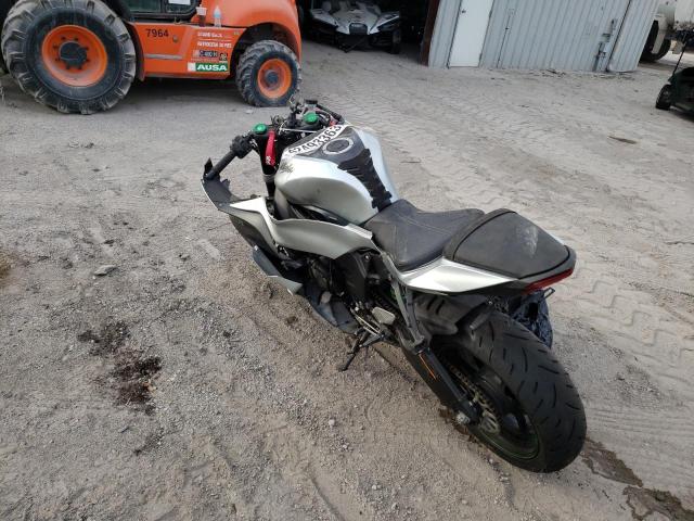 JKBZXJE14JA027570 - 2018 KAWASAKI ZX636 E SILVER photo 3