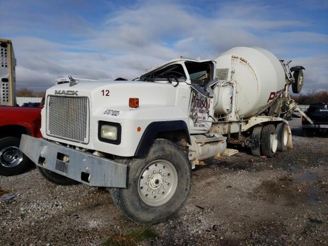 1M2P264C81M032832 - 2001 MACK 600 RD600 WHITE photo 2