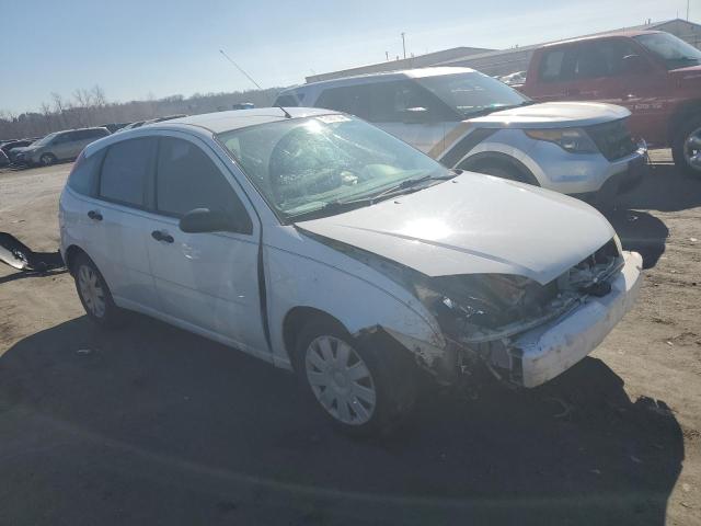 3FAHP37N05R105765 - 2005 FORD FOCUS ZX5 WHITE photo 4