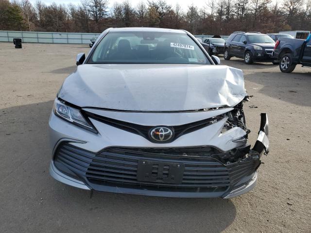 4T1C11AKXNU653060 - 2022 TOYOTA CAMRY LE SILVER photo 5