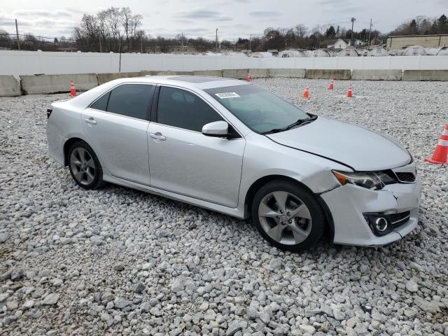 4T1BK1FK9DU533539 - 2013 TOYOTA CAMRY SE SILVER photo 4