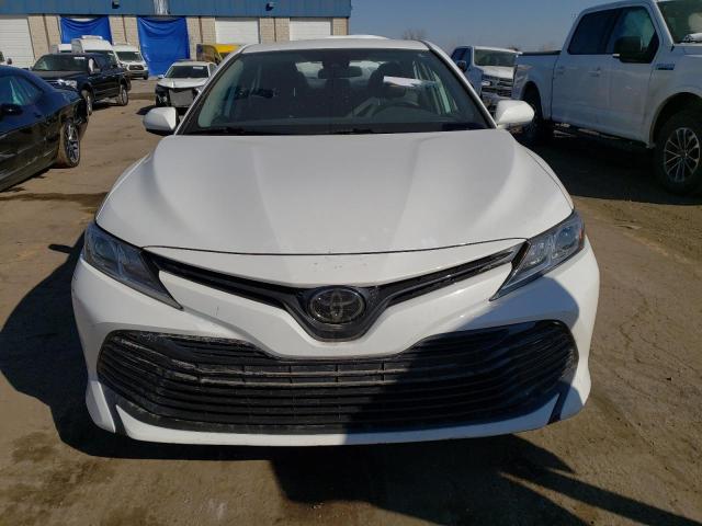 4T1B11HKXKU762826 - 2019 TOYOTA CAMRY L WHITE photo 5