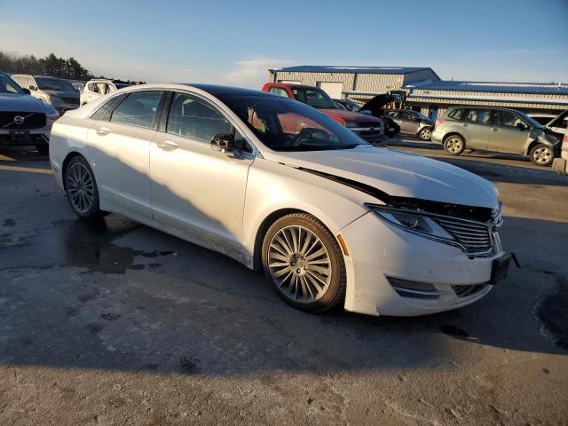 3LN6L2J96DR813032 - 2013 LINCOLN MKZ WHITE photo 4