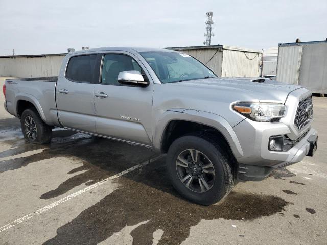 3TMBZ5DN1JM014103 - 2018 TOYOTA TACOMA DOUBLE CAB 银色 照片 4