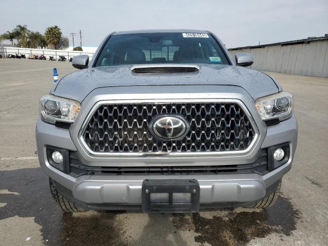 3TMBZ5DN1JM014103 - 2018 TOYOTA TACOMA DOUBLE CAB 银色 照片 5
