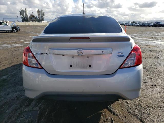 3N1CN7AP6JL872676 - 2018 NISSAN VERSA S SILVER photo 6