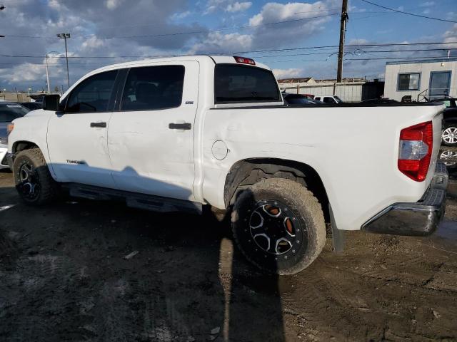 5TFEM5F16FX090438 - 2015 TOYOTA TUNDRA CREWMAX SR5 WHITE photo 2