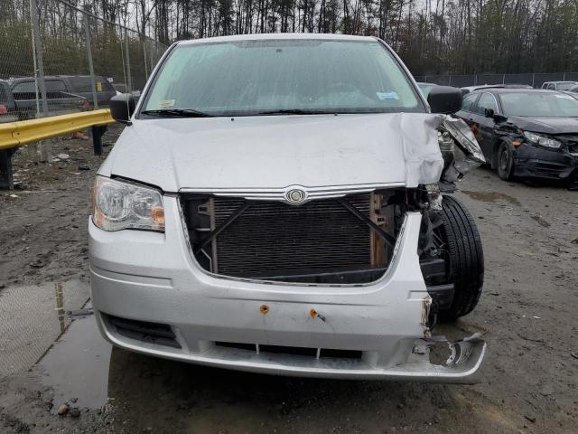 2A4RR4DE1AR136200 - 2010 CHRYSLER TOWN & COU LX SILVER photo 5