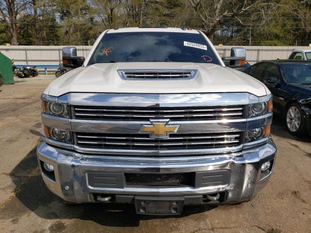 1GC4K0EY3JF183029 - 2018 CHEVROLET SILVERADO K3500 LTZ WHITE photo 5