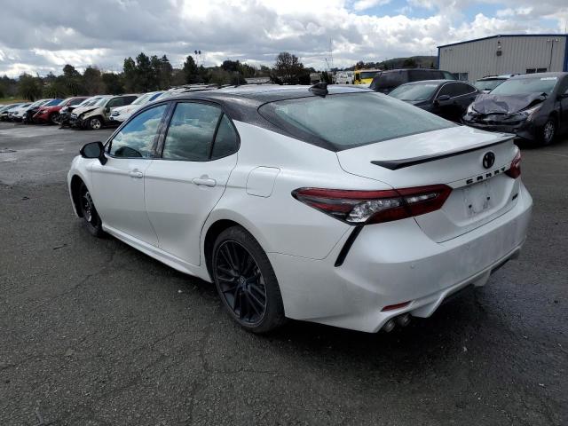 4T1KZ1AK7MU053468 - 2021 TOYOTA CAMRY TRD WHITE photo 2