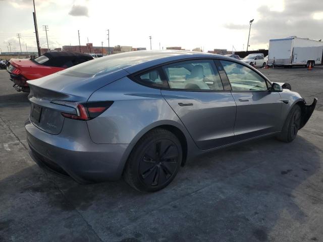 5YJ3E1EB2SF875616 - 2025 TESLA MODEL 3 银色 照片 3
