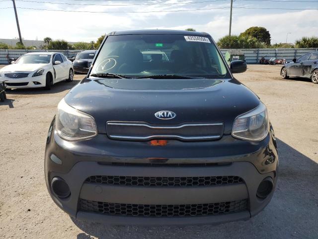 KNDJN2A28J7575649 - 2018 KIA SOUL BLACK photo 5