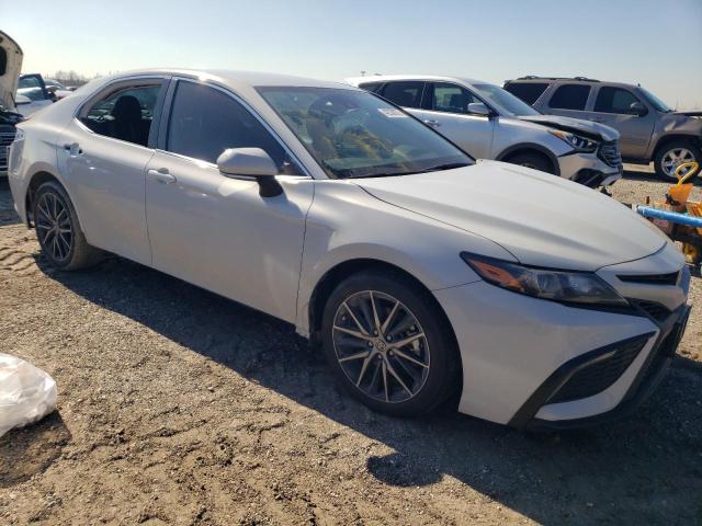 4T1G11AK5RU244438 - 2024 TOYOTA CAMRY SE NIGHT SHADE WHITE photo 4