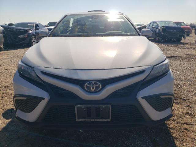 4T1G11AK5RU244438 - 2024 TOYOTA CAMRY SE NIGHT SHADE WHITE photo 5