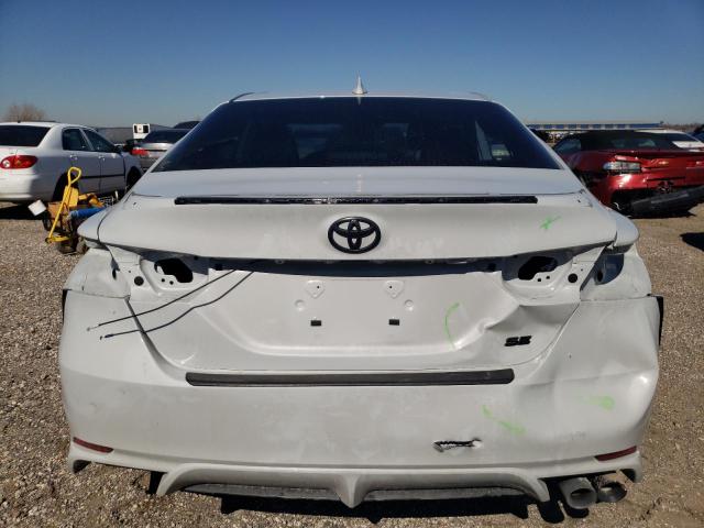 4T1G11AK5RU244438 - 2024 TOYOTA CAMRY SE NIGHT SHADE WHITE photo 6