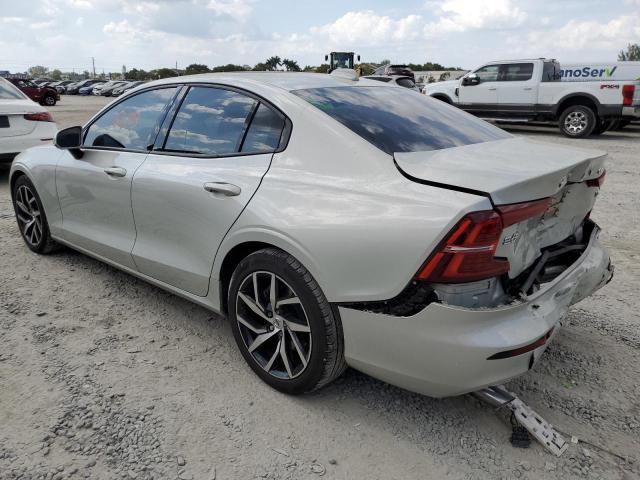 7JR102FKXLG057375 - 2020 VOLVO S60 T5 MOMENTUM SILVER photo 2