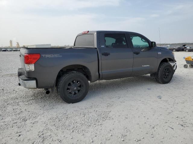 5TFDY5F18DX321952 - 2013 TOYOTA TUNDRA CREWMAX SR5 GRAY photo 3