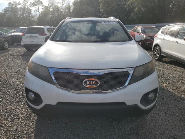 5XYKT4A11BG053561 - 2011 KIA SORENTO BASE WHITE photo 5