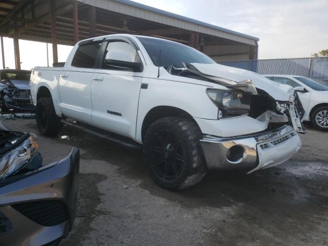 5TFEM5F17AX002439 - 2010 TOYOTA TUNDRA CREWMAX SR5 WHITE photo 4