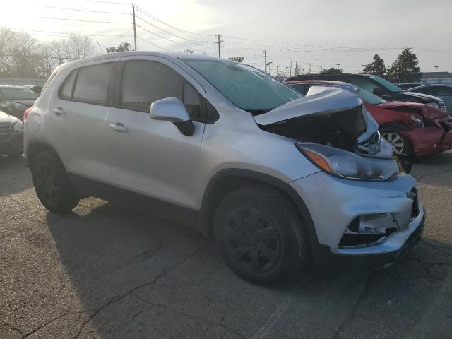 3GNCJKSB8JL386540 - 2018 CHEVROLET TRAX LS SILVER photo 4