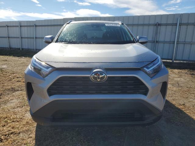 2T3W1RFV9PW248235 - 2023 TOYOTA RAV4 XLE SILVER photo 5