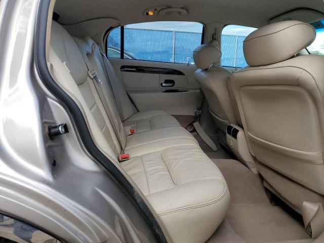 1LNHM81W82Y670419 - 2002 LINCOLN TOWN CAR EXECUTIVE GOLD photo 10