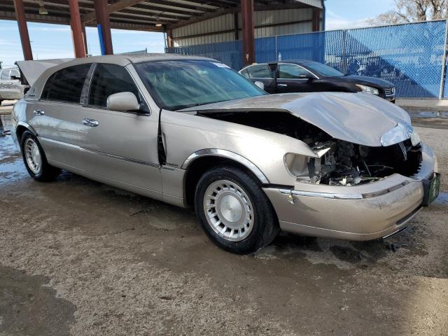 1LNHM81W82Y670419 - 2002 LINCOLN TOWN CAR EXECUTIVE GOLD photo 4