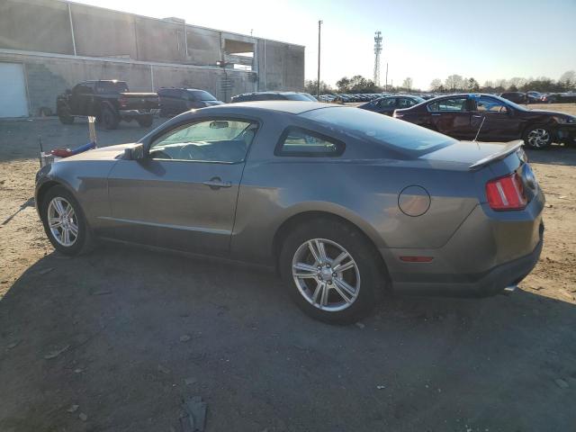 1ZVBP8AM4B5112582 - 2011 FORD MUSTANG GRAY photo 2