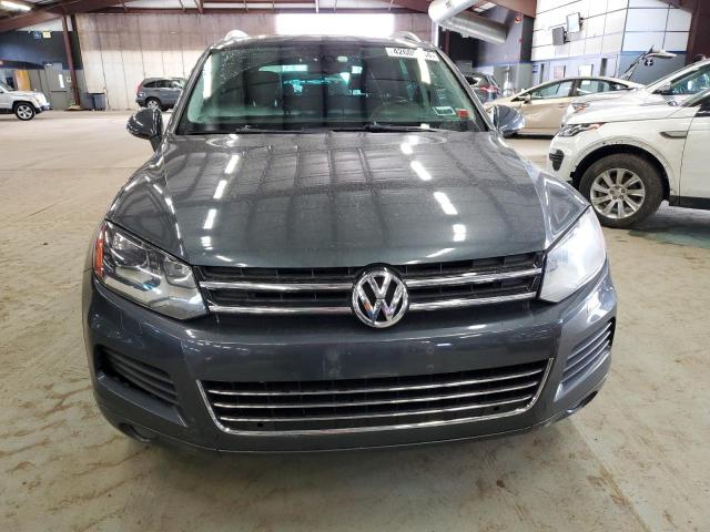 WVGEF9BP3DD010597 - 2013 VOLKSWAGEN TOUAREG V6 GRAY photo 5