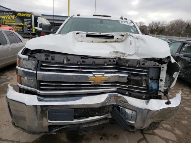 1GC1KUEY9HF121199 - 2017 CHEVROLET SILVERADO K2500 HEAVY DUTY WHITE photo 5