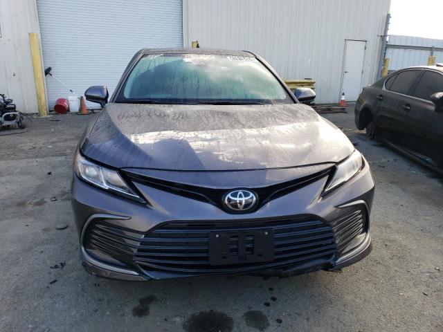 4T1C11AKXPU813120 - 2023 TOYOTA CAMRY LE GRAY photo 5