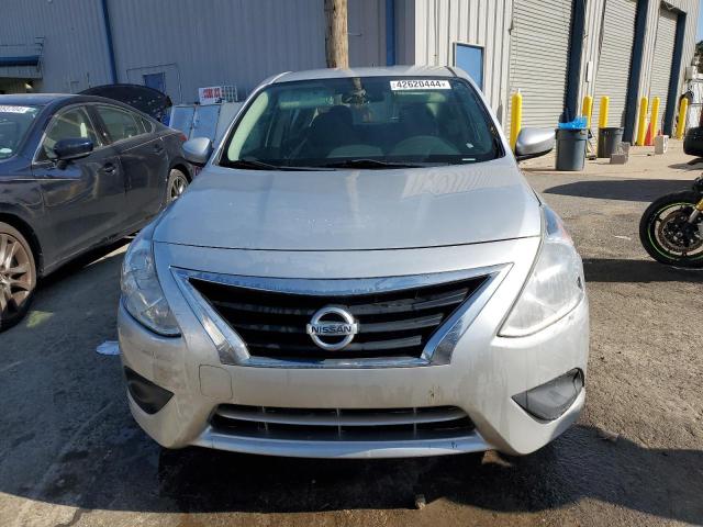 3N1CN7APXHK465069 - 2017 NISSAN VERSA S SILVER photo 5