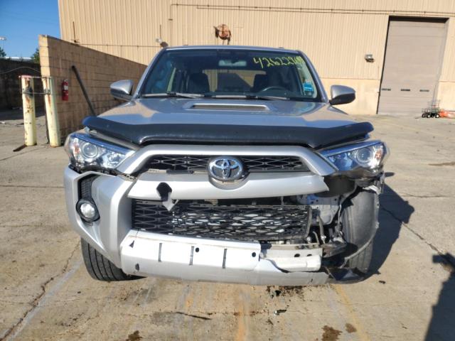 JTEBU5JR7J5563215 - 2018 TOYOTA 4RUNNER SR5/SR5 PREMIUM 银色 照片 5