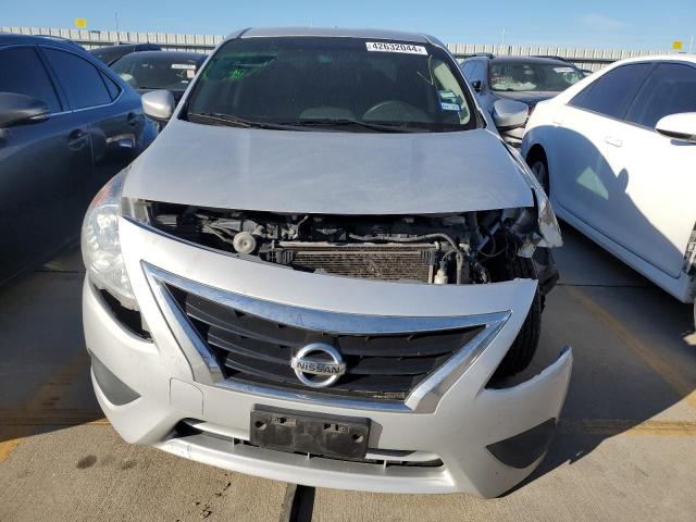 3N1CN7AP3JL853213 - 2018 NISSAN VERSA S SILVER photo 5