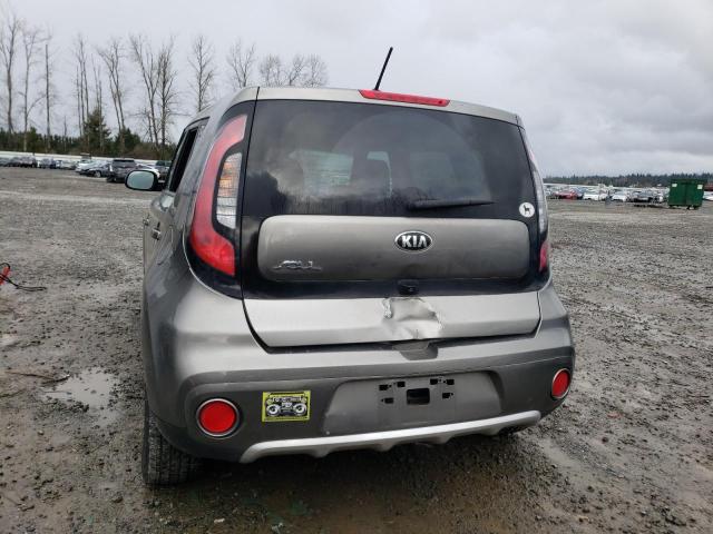 KNDJP3A55J7578177 - 2018 KIA SOUL + GRAY photo 6