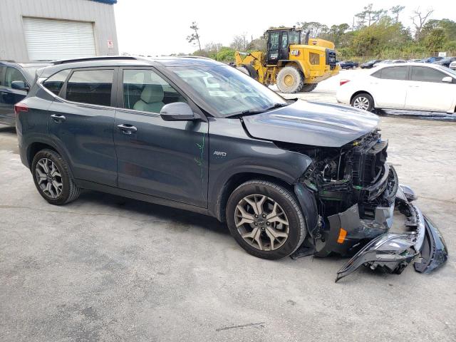 KNDERCAAXP7369700 - 2023 KIA SELTOS EX GRAY photo 4