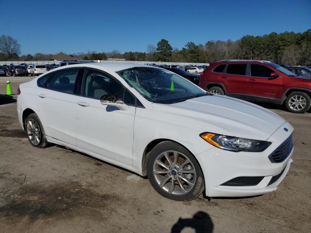 3FA6P0H71HR235466 - 2017 FORD FUSION SE WHITE photo 4