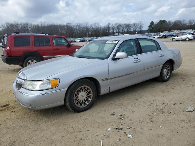 2002 LINCOLN TOWN CAR SIGNATURE, 