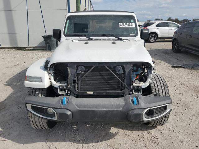 1C4JJXP69NW205454 - 2022 JEEP WRANGLER U SAHARA 4XE WHITE photo 5