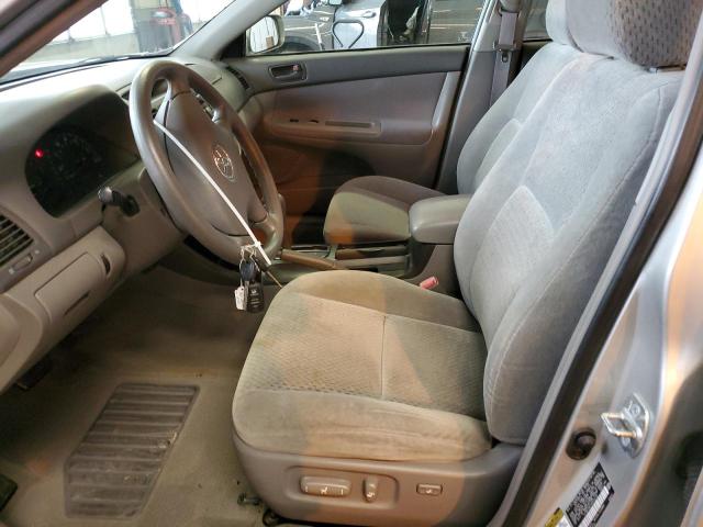 4T1BF32K14U572132 - 2004 TOYOTA CAMRY LE SILVER photo 7