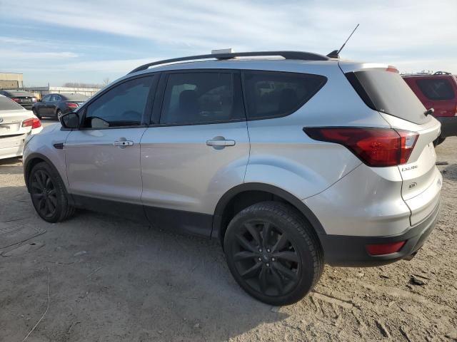 1FMCU9GD9KUB29957 - 2019 FORD ESCAPE SE SILVER photo 2