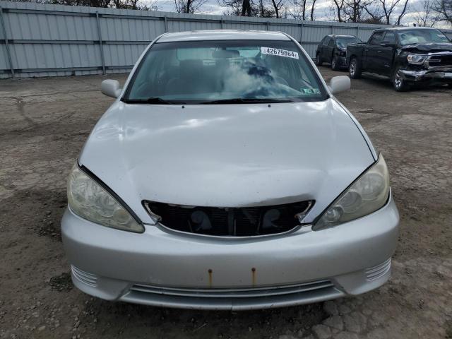 4T1BE30K95U100106 - 2005 TOYOTA CAMRY LE SILVER photo 5