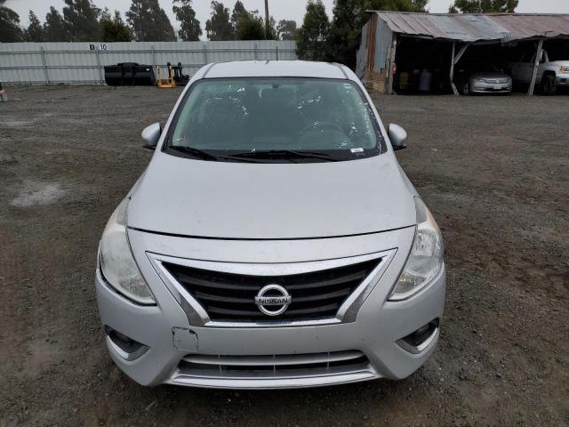 3N1CN7APXHL883058 - 2017 NISSAN VERSA S SILVER photo 5