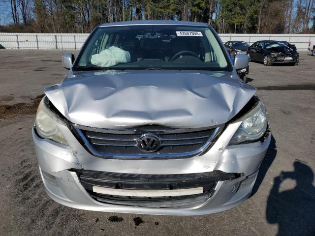 2V4RW3D16AR360512 - 2010 VOLKSWAGEN ROUTAN SE SILVER photo 5