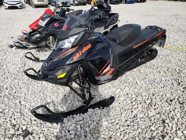 2BPSUWFA2FV000331 - 2015 SKI DOO RENEGADE BLACK photo 2