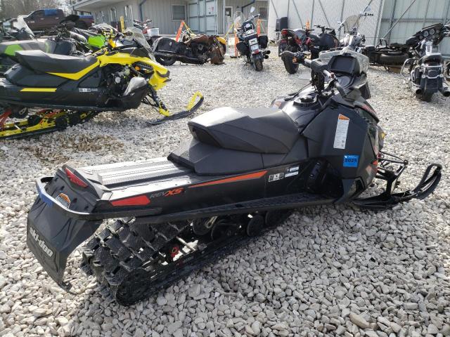 2BPSUWFA2FV000331 - 2015 SKI DOO RENEGADE BLACK photo 4