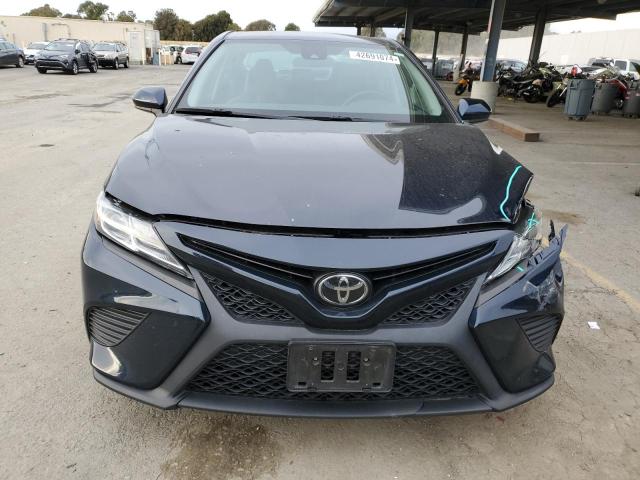 4T1G11AK5LU893227 - 2020 TOYOTA CAMRY SE BLUE photo 5