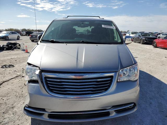 2C4RC1JG4FR714938 - 2015 CHRYSLER TOWN & COU LIMITED SILVER photo 5