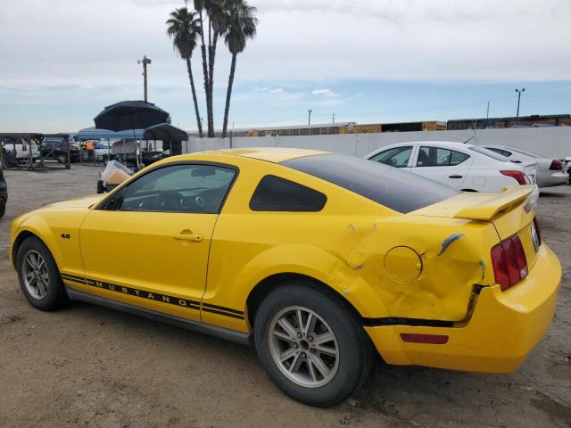 1ZVFT80N555113980 - 2005 FORD MUSTANG YELLOW photo 2